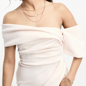 Klänning  - Den här klänningen är ny och jag har inte använt den. Den kom sent och jag kunde inte lämna tillbaka den. 