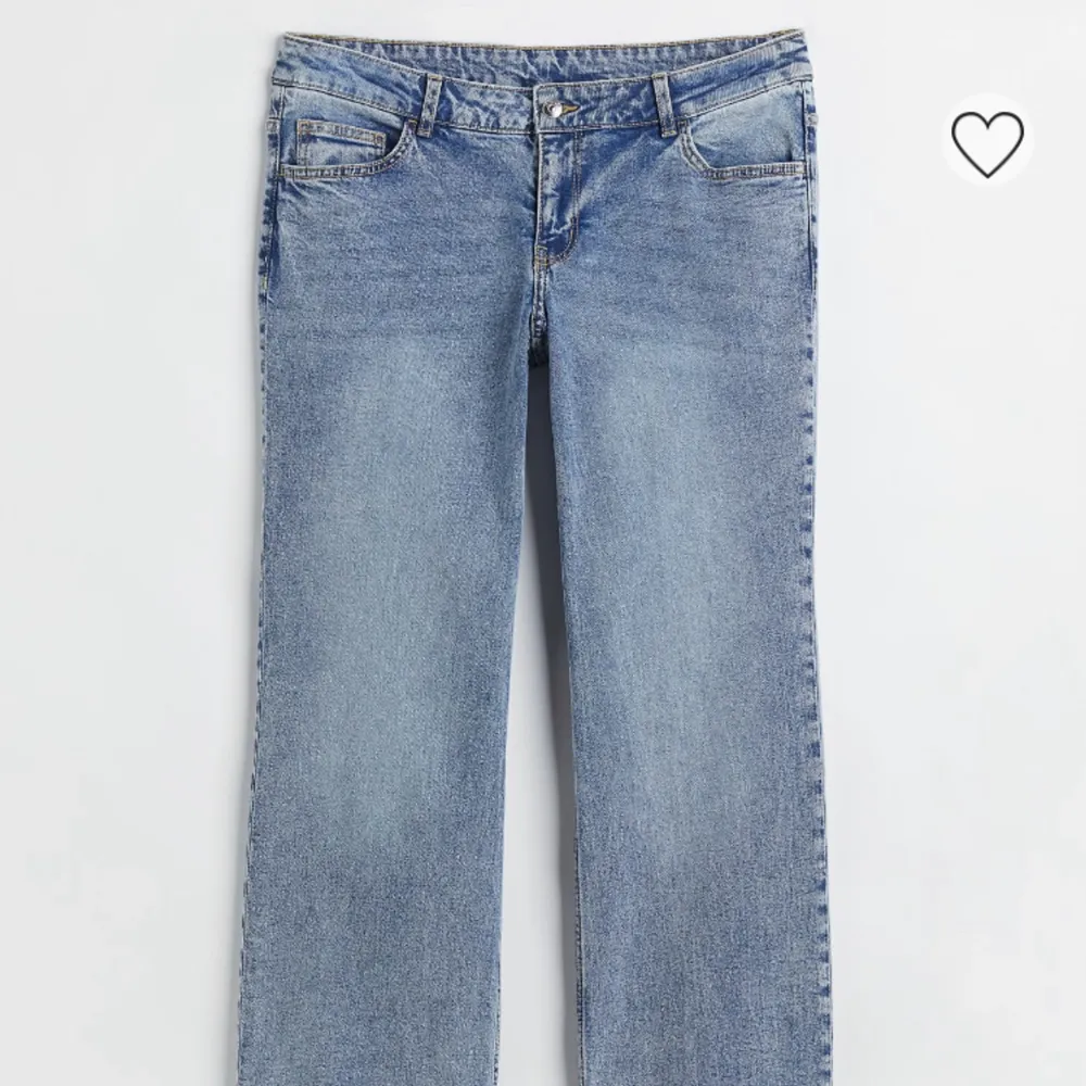säljer mina low waist jeans från hm, använt ett få tal gånger. som nya nästan. jag har vanligt vis storlek 34-36 på jeans men dessa i storlek 40, då dom är väldigt små i storleken.💞. Jeans & Byxor.