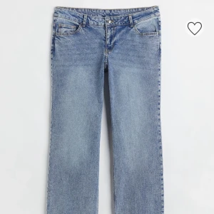 låg midjade jeans - säljer mina low waist jeans från hm, använt ett få tal gånger. som nya nästan. jag har vanligt vis storlek 34-36 på jeans men dessa i storlek 40, då dom är väldigt små i storleken.💞