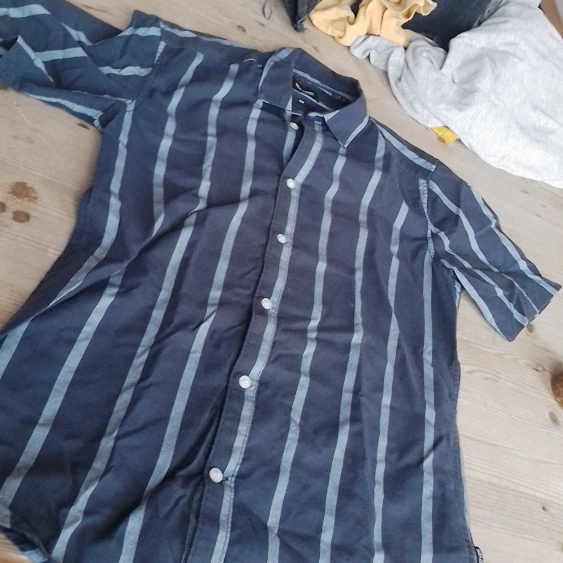 Ljusblå och mörkblå skjorta