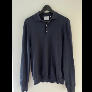 Långärmad Pikétröja - Långärmad stickad Pikét från Bläck. Använd några gånger men inga fläckar eller skador. Strl M.