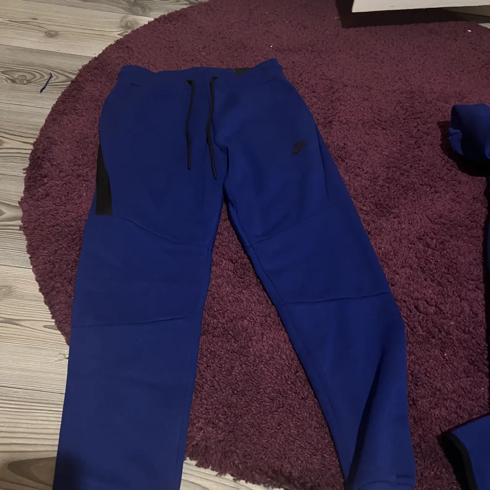 Mörk blå Nike tech fleece 1:1 Har aldrig använts Tröjan kan användas för både S och M men byxorna är bara för S.  Pris kan diskuteras. Hoodies.