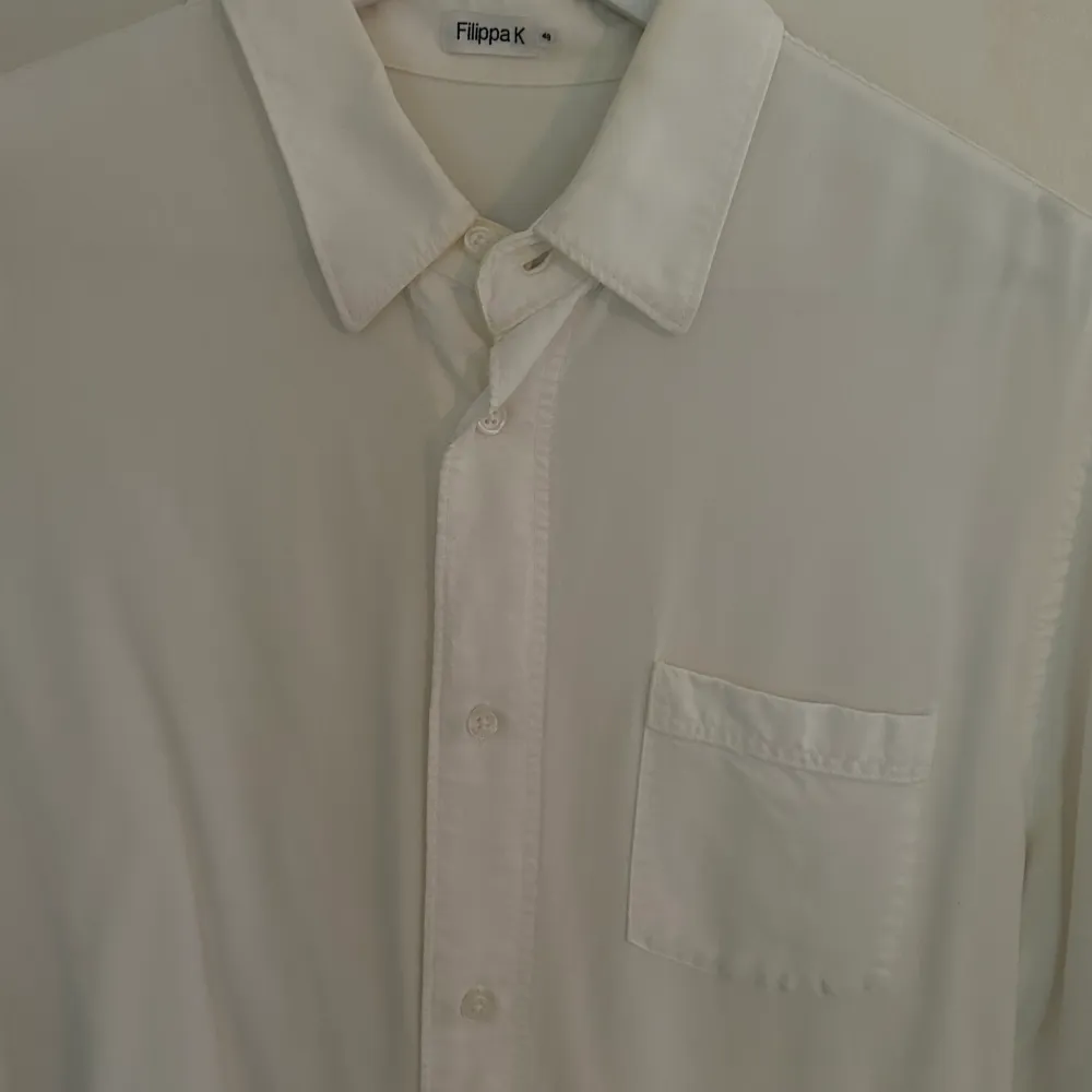 Knappt använd skjorta från Filippa K i storlek 48. Material i 100% lyocell . Skjortor.