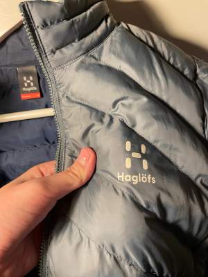 Säljer denna sjukt snygga Haglöfs jacka för endast 350 kr! Anledningen till att jag säljer den så billigt är för att den ej kommer till användning. Den har använts max en till två gånger och har inga defekter. Jackan funkar perfekt nu i vinterkylan.
