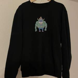 Cool svart Weekday sweatshirt med tryck på magen! Storlek M. Använt men bra skick. Säljer då jag inte använder längre. Hör av dig vi funderingar eller frågor!