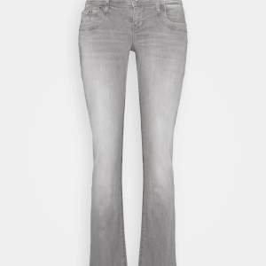 LTB Valerie  Super fina jeans i bra skick, knappt använda. Bra längd. Säljer dom då de inte kommer till anvädning. W28 L32, brukar ha 36 eller 38 Slutsålda online  