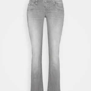  LTB Low Rise Boot Cut Jeans  - LTB Valerie  Super fina jeans i bra skick, knappt använda. Bra längd. Säljer dom då de inte kommer till anvädning. W28 L32, brukar ha 36 eller 38 Slutsålda online  