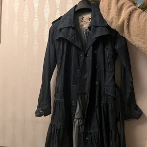 Lång Jeans jacka  - Lång jeans jacka aldrig använd  Storlek 42 men passar 40-36 (liten i storlek)  Märke: Gina jeans  Frakt till eller möts i sthlm 