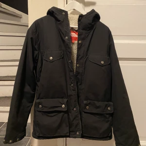 Fjällräven jacka - Jacka från fjällräven i dammodell i fint skick 🥰