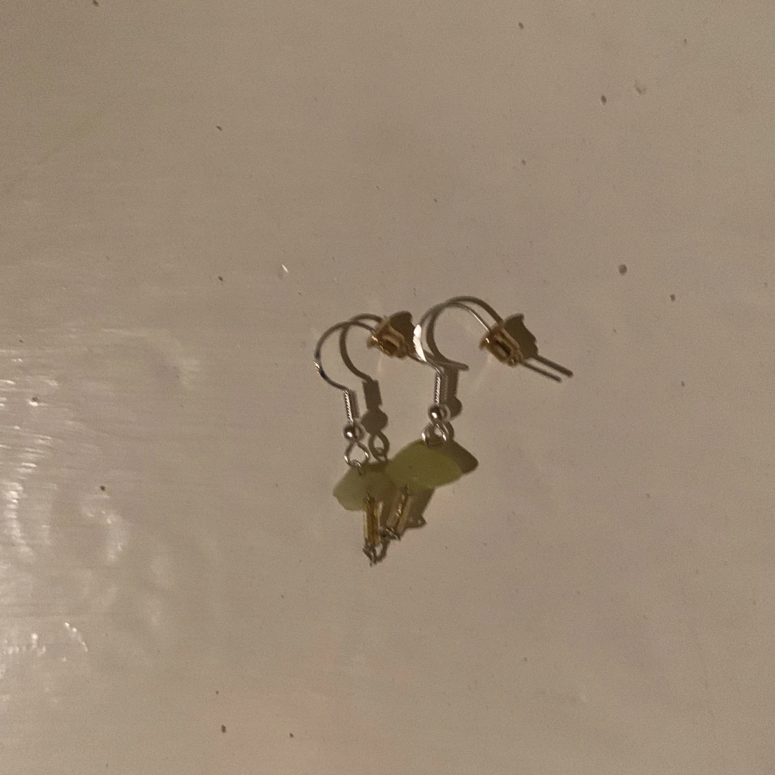 . Gröna stenar med ett guldigt streck.