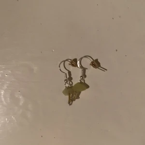 . Gröna stenar med ett guldigt streck. - Örhengen som jag har gjort själv. Jag har inte haft på mig dem och dem är helt nya. ( Om ni köper dem nästa vecka så får ni blackweekend rabbat)