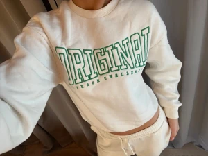 Mysig sweatshirt  - Super mysig och skön sweatshirt från Gina💗 Använd ca 3 gånger! Passar perfekt till att ha hemma eller nu i vinter🌟