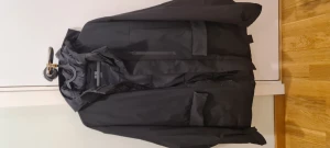 Jacka - Funkar som en vinterjacka med en fleecetröja under. Skön passform.