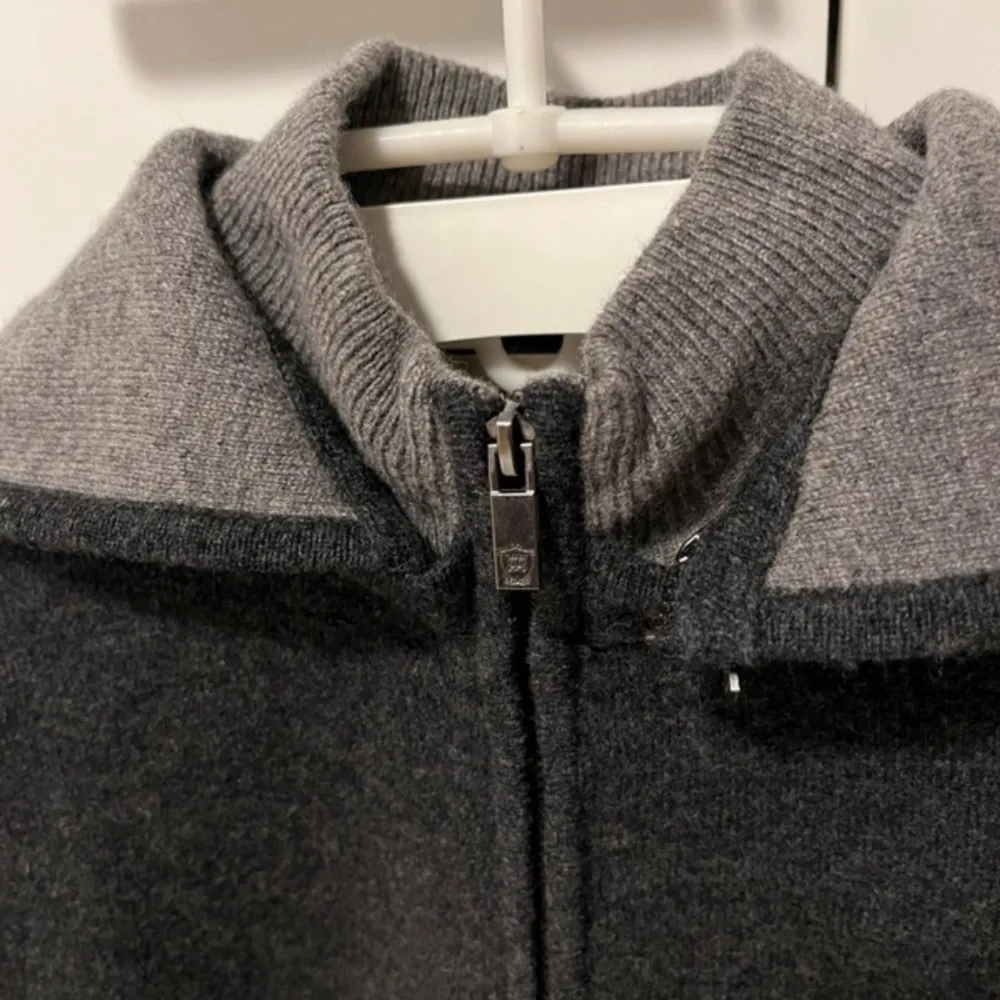 Tjenare! Säljer denna gråa Massimo Dutti zip tröjan. Kom i dm för fler frågor, pris kan diskuteras vid snabb affär.. Hoodies.