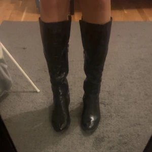 Vintage Knähöga stövlar i läder  - Superfina knähöga stövlar i äkta läder från märket marro som säljs då de ej passade mig. Varan har använts lite men har ej skador. Stl 40 och har en liten klack. 