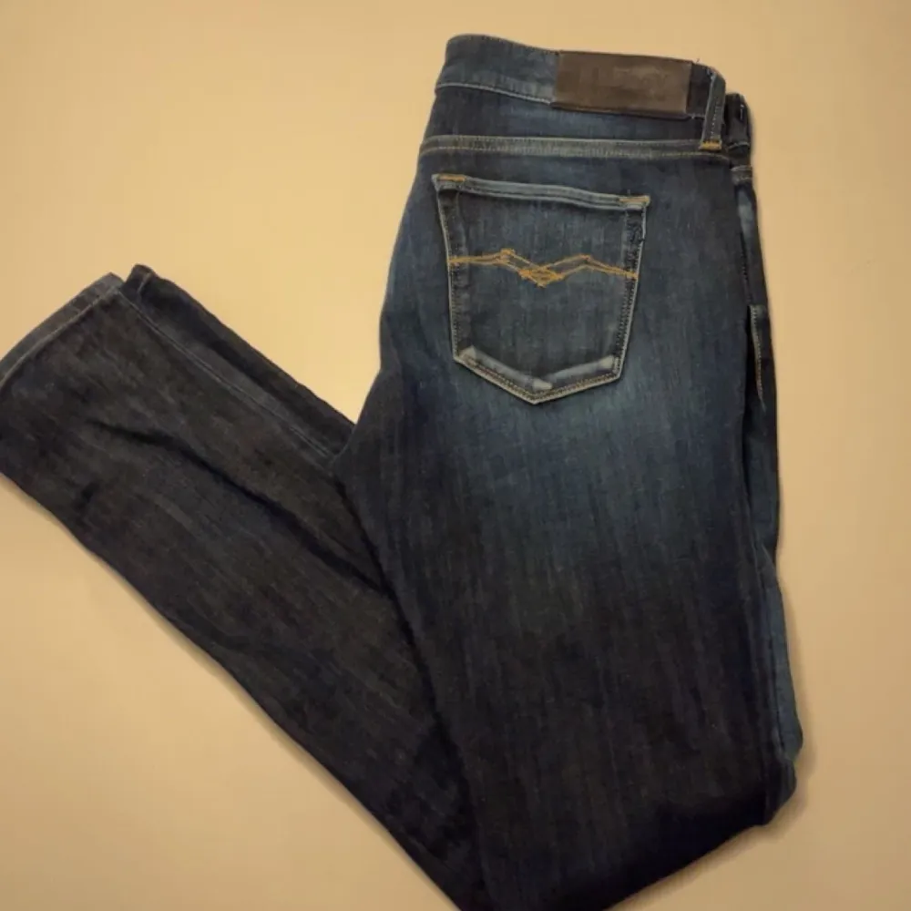Tjena, säljer nu par riktigt schyssta replay jeans i slim fit🙌 Dom är i skick 9/10 och jag säljer de för endast 399 medans retail är runt 1300-1609!🤝. Jeans & Byxor.