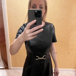 Helt ny klänning  - Helt ny klänning, i konstläder, storlek 38 FR, aldrig använt