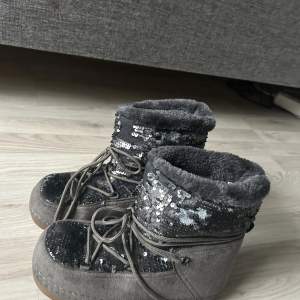 Säljer mina supersnygga inuiiki-liknande snöboots då de är för stora för mig!❤️ De är endast använda en gång och är därför i mycket bra skick, inga defekter alls! Det är ej äkta inuiikis, men väldigt lika. Priset kan diskuteras! Skriv för fler bilder!!