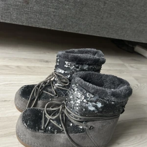 Inuiiki- lookalikes - Säljer mina supersnygga inuiiki-liknande snöboots då de är för stora för mig!❤️ De är endast använda en gång och är därför i mycket bra skick, inga defekter alls! Det är ej äkta inuiikis, men väldigt lika. Priset kan diskuteras! Skriv för fler bilder!!