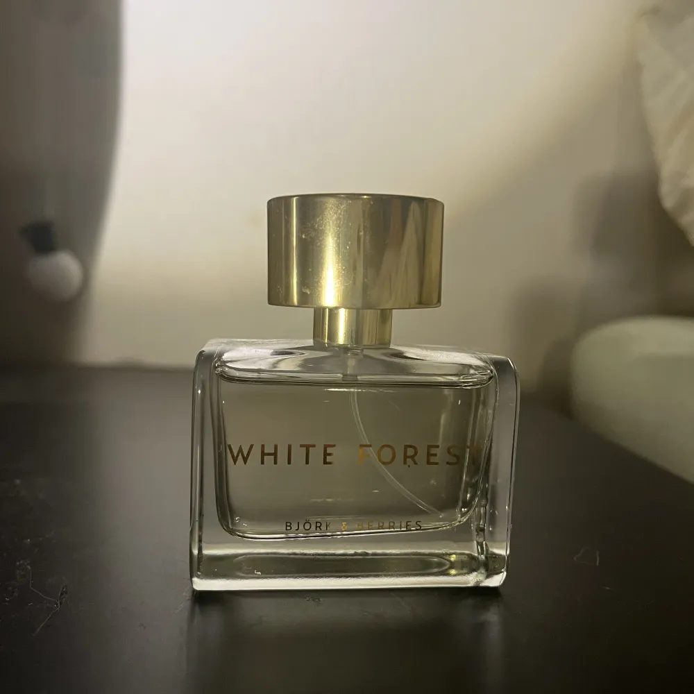 White forest parfym av Björk and berries som har en väldigt god och femenin doft 🥰den är endast testad och originalpris är 1200 kr. Övrigt.