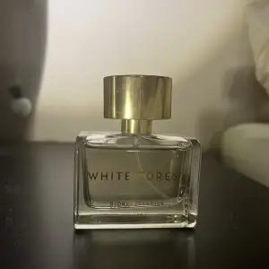 White forest parfym av Björk and berries som har en väldigt god och femenin doft 🥰den är endast testad och originalpris är 1200 kr