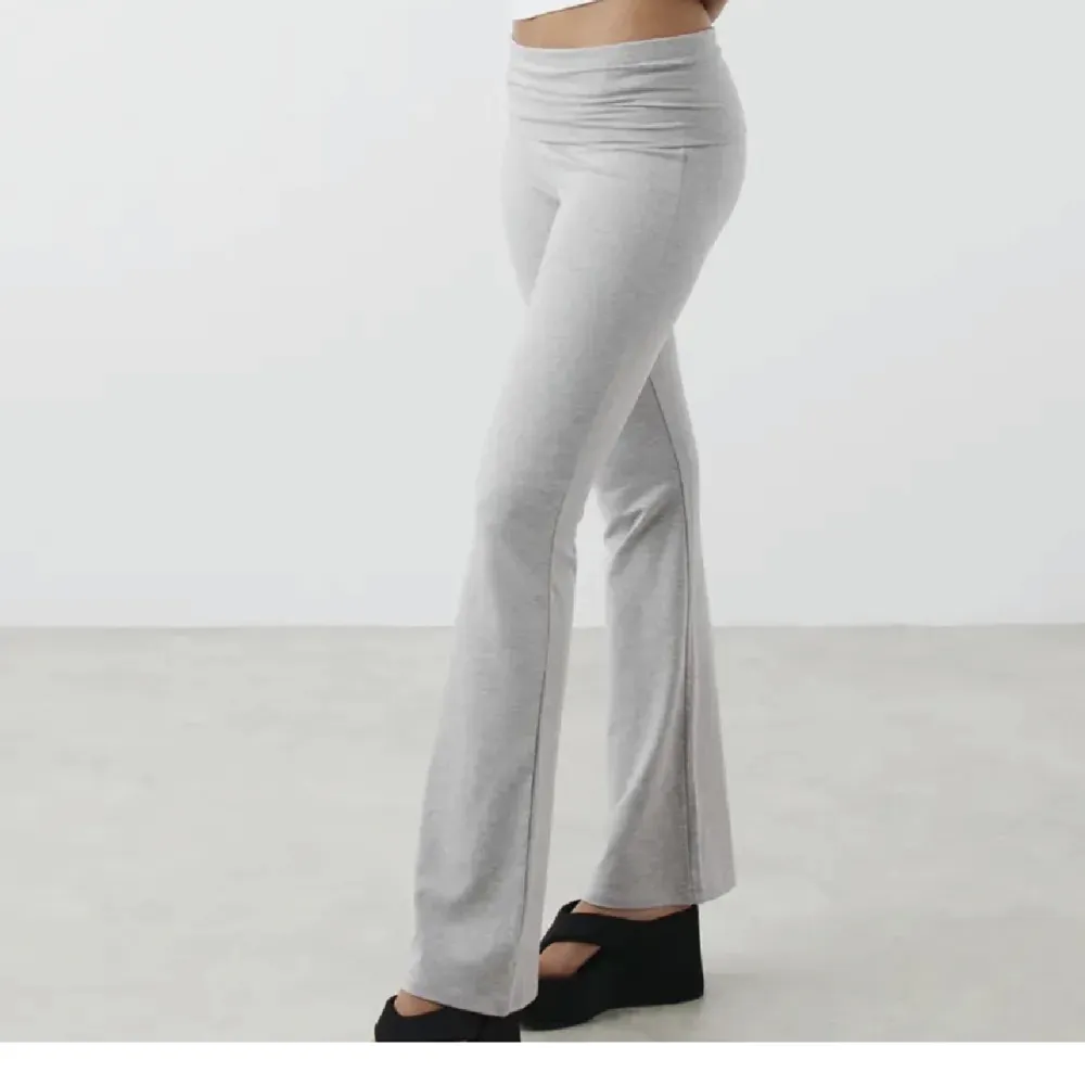Gråa yoga pants från h&m köpta här på Plick men köpte fel storlek endast testade av mig men inga defekter osv!🌸. Jeans & Byxor.