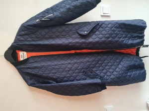 Jacka Mads Norgaard - Quiltad jacka från Mads Norgaard i strl 34 men väldigt oversize, får lätt plats med stickat och värmande under. Dragsko nedtill så du kan ändra silhuetten. Nylon och fyllning med polyester.  Fint skick, som ny