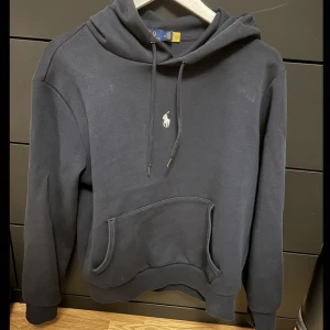 Polo Ralph Lauren Hoodie - Säljer nu min Ralph Laurent hoodie på grund av att den är för liten, den är knappt använd o i väldigt bra skick. (Nypris 2099kr) Hör av er för fler bilder frågor osv!!