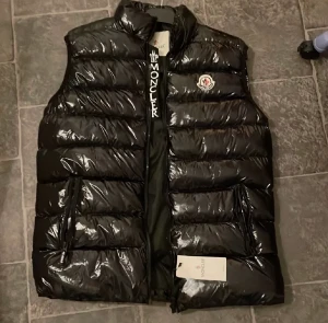 Moncler  - Moncler Väst, Frågor besvaras i Dm