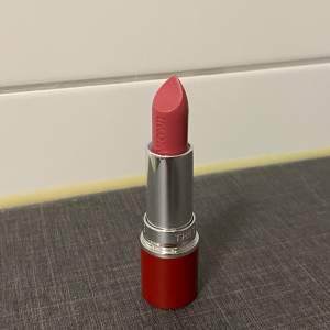 Få superfylliga WOW-läppar med Super Pout plumping läppstift. Kliniskt bevisad omedelbar fyllig effekt tillsammans med optisk volymeffekt, återfuktande ingredienser i en krämig finish designad för att hålla i 8 timmar. Plumpande läppstift. 