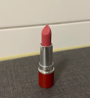 Läppstift  - Få superfylliga WOW-läppar med Super Pout plumping läppstift. Kliniskt bevisad omedelbar fyllig effekt tillsammans med optisk volymeffekt, återfuktande ingredienser i en krämig finish designad för att hålla i 8 timmar. Plumpande läppstift. 