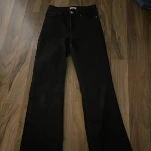 Högmidjade svarta bootcut jeans
