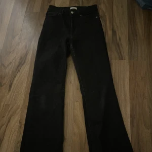 Svarta Bootcut Jeans - Högmidjade svarta bootcut jeans