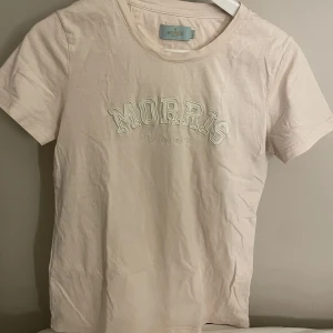 Morris T-Shirt - T-Shirt från Morris. Superfin. Storlek: Xs💕