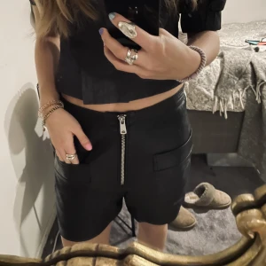 Coola skinn shorts - Coola skin shorts med dragkedja i mitten 😍aldrig använda