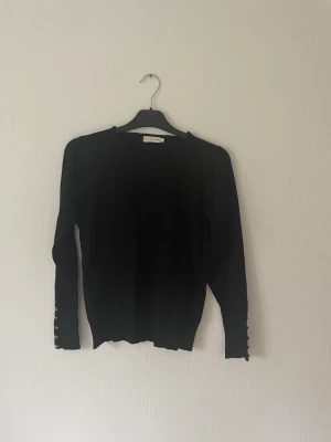 Stickad tröja  - Super skön stickad tröja med knappar på ärmen 80kr+ frakt 