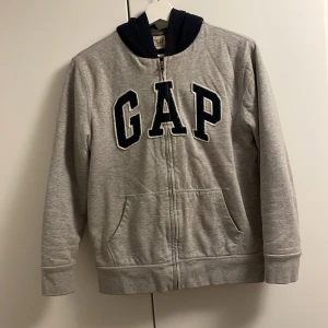 GAP Huvtröja - Jättevarm och mysig huvtröja med blixtlås från märket GAP. Köpt second hand, men gott skick. Storlek XS. Pris kan diskuteras vid snabb affär! Fråga gärna!