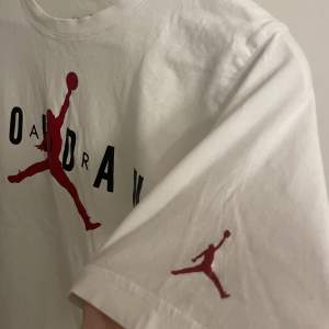 T-Shirt från Jordan. Skitfrän och skön. Säljer då jag har två likadana. Storlek: 12/13y