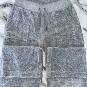 Juicy couture byxor - Säljer mina gråa juicy couture byxor i storlek Xs. Bra skick och är köpta i butik från NK.  Säljer för att jag aldrig använder  och för att de för det mestadels tillbringar sin tid längst ner i min garderob. Skriv till mig om du undrar något 💞