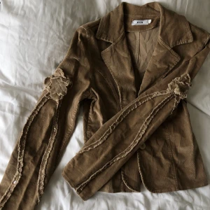 Beige Manchester kavaj - Beige Manchester kavaj med detaljer på ärmarna. Aldrig använd men köpt vintage! 