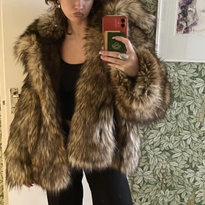 Pälsjacka - Jättefin fuskpälsjacka från Monki! Perfekt för vintern då den är väldigt varm och mysig. Storleken är m men den är lite större i formatet. Det är bara är fråga om fler bilder behövs 🌟