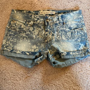 Snygga jeans shorts😻🫶🏻💕 - Supersnygga jeans shorts med fina detaljer😻 Jag säljer p.g.a att dom är för små💕 Det är inga defekter och dom är som nya❤️ Står M men skulle säga att det är en XXS😽