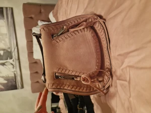 Kate Spade - Äkta Kate Spade, felfritt yttre skick , fläck i tyget på insidan. gammelrosa