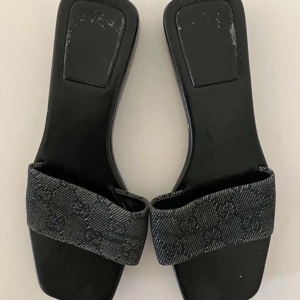 Söta Gucci vintage sandaler med tygrem och träsula. Gucci print synligt såsom på bild  Inköpta i London, använt skick därav pris. Perfekt om man önskar en ”fin” sko som som vardags slip in   Dustbag medföljer  Om önskad kan man sätta en gummisula . Skor.