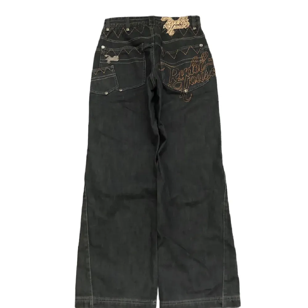 Feta baggy jeans från Rydel house med snygga detaljer. Måttlig heeldrag 8/10 skick. Jeans & Byxor.