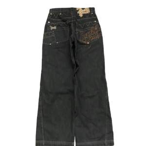 Feta baggy jeans från Rydel house med snygga detaljer. Måttlig heeldrag 8/10 skick