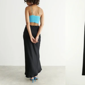 Satin maxi kjol - Säljer denna knappt använda maxi kjolen från gina, köpt för 499 (just denna är helt slutsåld). Såå fin