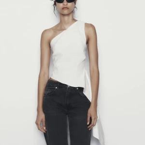 One shoulder topp - Topp från zara i storlek S! I väldigt bra skick! Endast använt en gång. Bara att skriva om du vill se fler bilder eller få mått🧚‍♀️😇