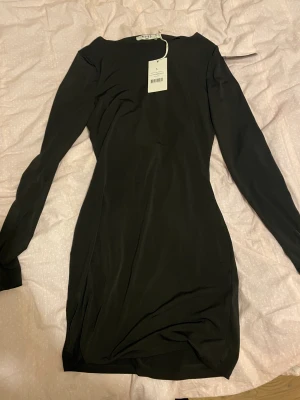 Klänning med öppen rygg - Nakd klänning med öppen rygg  Sjukt snygg men fick aldrig tillfälle för att använda den! Fatta på nyår!! Köpt för 399kr Helt oanvänd 