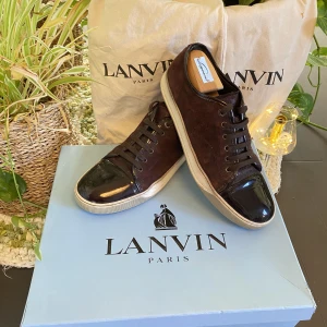 Lanvin Patent Cap Toe Sneaker Burgundy  - Hej, säljer ett par populära Lanvin Patent Cap Toe Sneaker i vinröd färg. Använda men i bra skick. Size UK8=42/43. Cap Toe i mycket bra skick. Snygg färg, passar till ALLT. Dustbag medkommer vid köp. Nypris 4600kr. Pris kan diskuteras. Hör av dig! 
